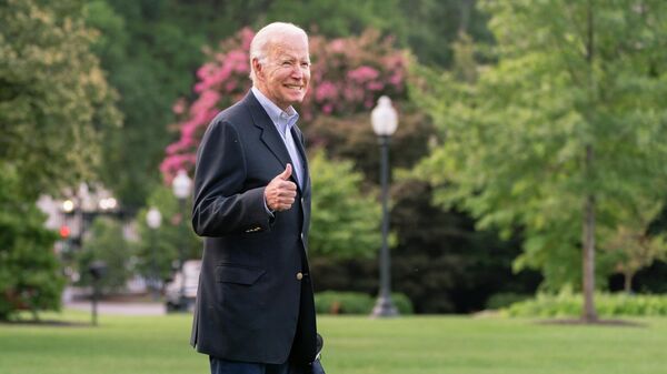 O presidente Joe Biden caminha para embarcar no Marine One no gramado sul da Casa Branca, em Washington - Sputnik Brasil