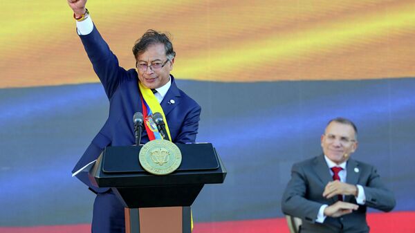 O presidente da Colômbia, Gustavo Petro, levanta o punho ao fim de seu discurso de posse, em Bogotá - Sputnik Brasil