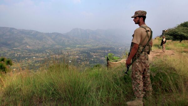 Arquivo: soldados do exército paquistanês monitoram a área do posto Bagsar no topo da colina, na linha de controle, que divide a Caxemira entre o Paquistão e a Índia, perto de Bhimber, a cerca de 166 km de Islamabad, Paquistão, 1º de outubro de 2016 - Sputnik Brasil