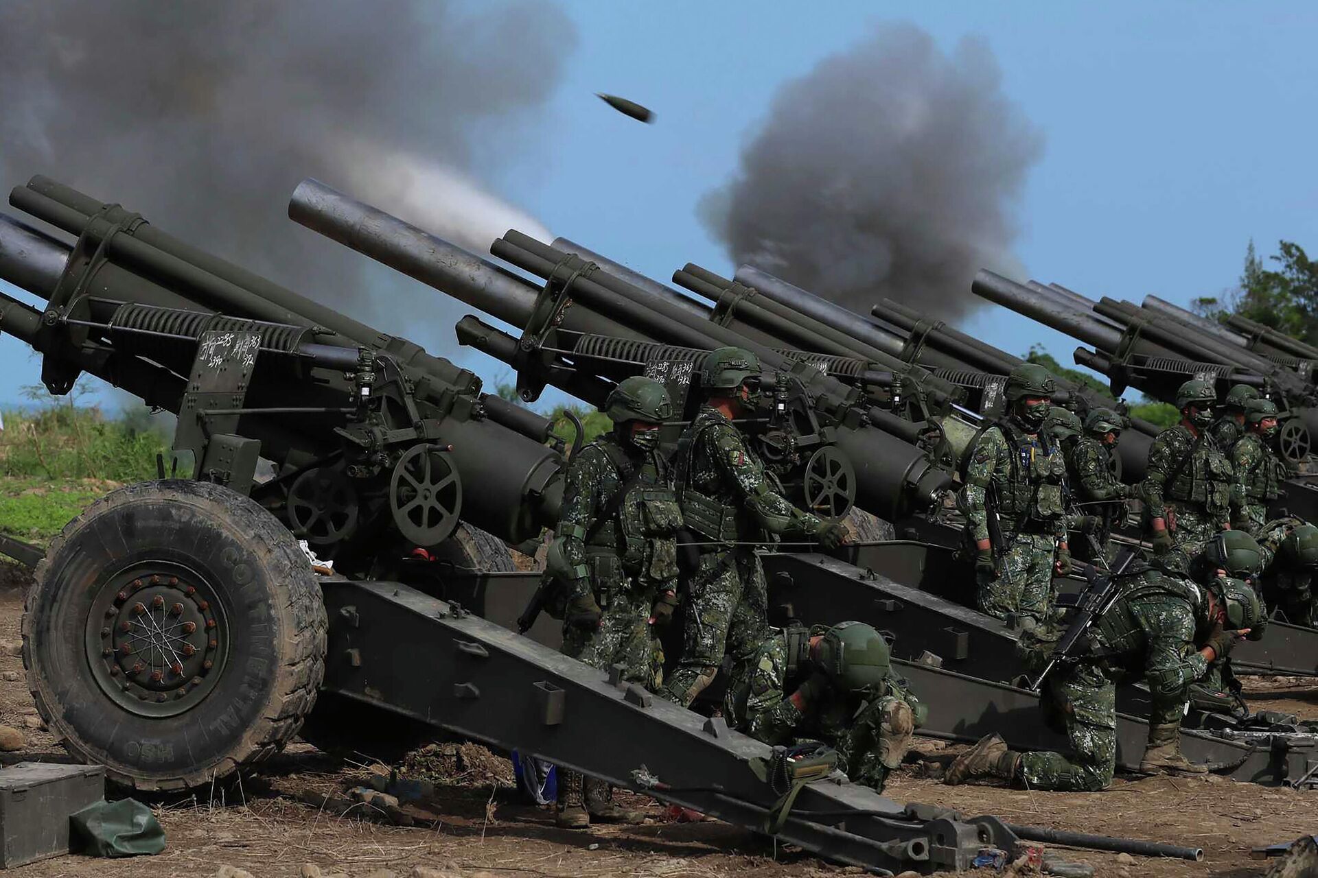 Armas de artilharia taiwanesas disparando durante exercícios antiaterrissagem Han Guang realizados ao longo da costa de Pingtung, Taiwan, 16 de setembro de 2021 - Sputnik Brasil, 1920, 16.10.2022