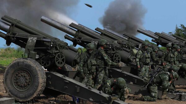 Armas de artilharia taiwanesas disparando durante exercícios antiaterrissagem Han Guang realizados ao longo da costa de Pingtung, Taiwan, 16 de setembro de 2021 - Sputnik Brasil