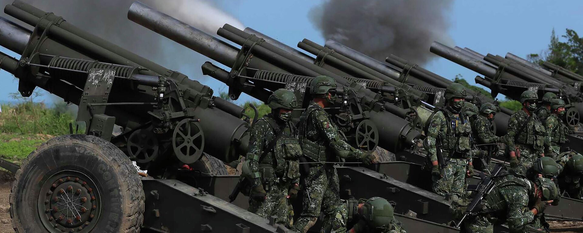 Armas de artilharia taiwanesas disparando durante exercícios antiaterrissagem Han Guang realizados ao longo da costa de Pingtung, Taiwan, 16 de setembro de 2021 - Sputnik Brasil, 1920, 27.04.2023