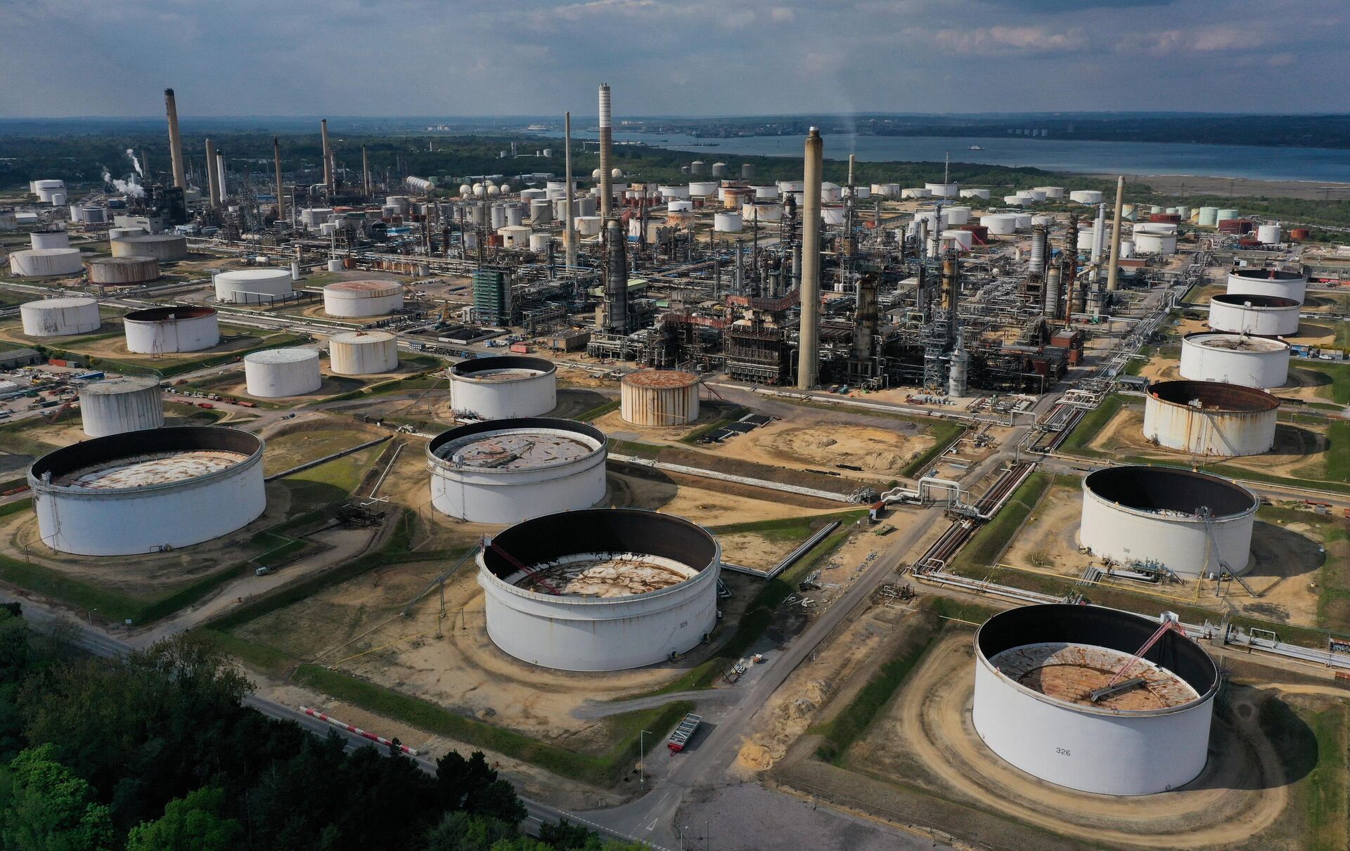 Refinaria Fawley, a maior refinaria de petróleo do Reino Unido, que processa 16 milhões de toneladas da commodity por ano, em Fawley, no sul da Inglaterra, em 24 de abril de 2022 - Sputnik Brasil, 1920, 17.08.2022