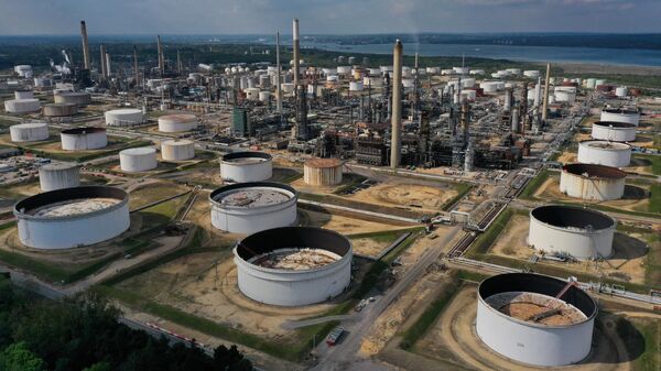 Refinaria Fawley, a maior refinaria de petróleo do Reino Unido, que processa 16 milhões de toneladas da commodity por ano, em Fawley, no sul da Inglaterra, em 24 de abril de 2022 - Sputnik Brasil