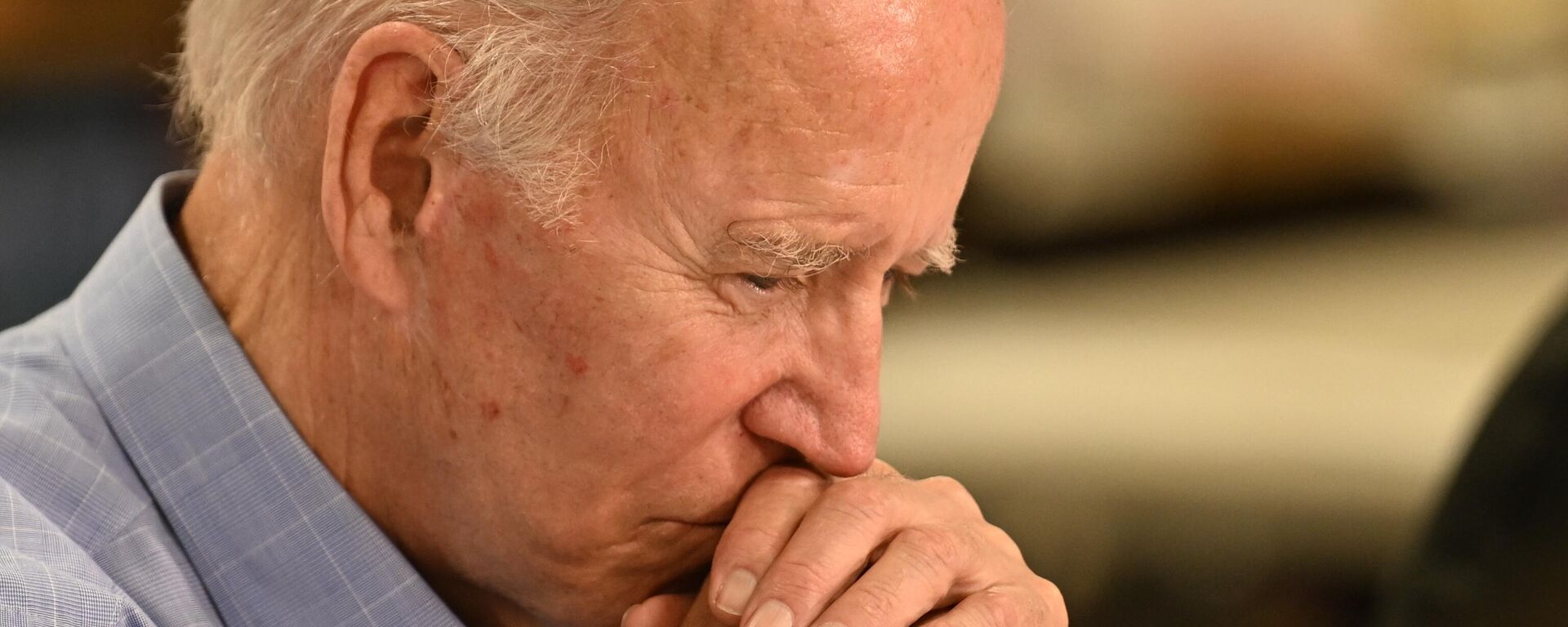 Joe Biden, presidente dos EUA, escuta briefing na Escola Primária Marie Roberts em Lost Creek, Kentucky, EUA, 8 de agosto de 2022 - Sputnik Brasil, 1920, 01.09.2022