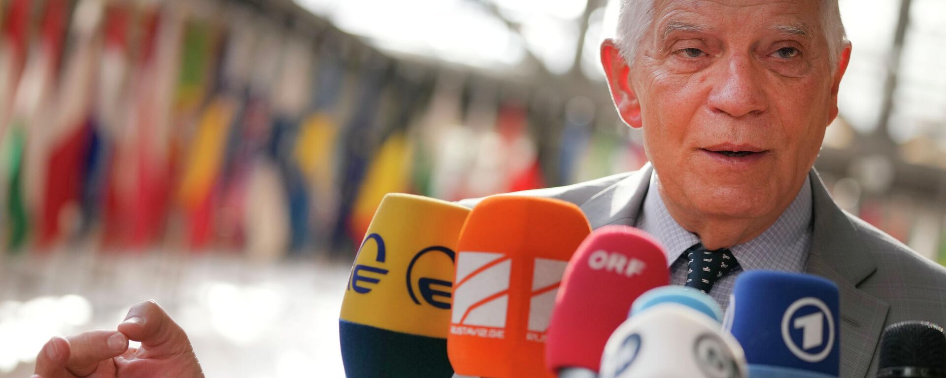O chefe de política externa da União Europeia (UE), Josep Borrell, fala com a mídia ao chegar para uma reunião de ministros das Relações Exteriores da UE em Bruxelas, 18 de julho de 2022 - Sputnik Brasil, 1920, 08.08.2022