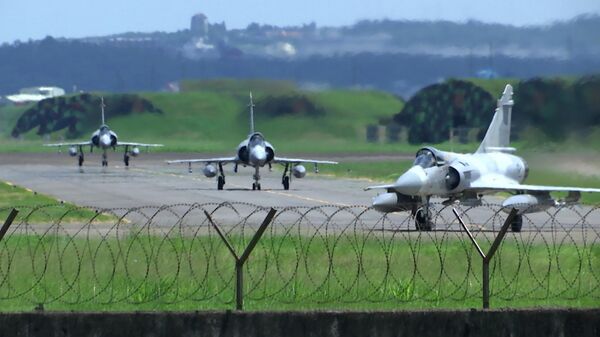Jatos de combate Mirage da Força Aérea de Taiwan manobram na base aérea taiwanesa de Hsinchu, 5 de agosto de 2022 - Sputnik Brasil