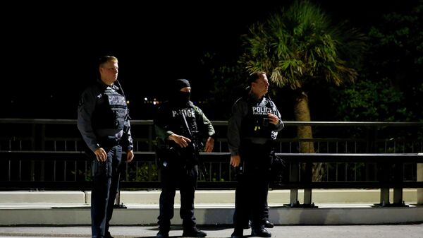 Policiais junto de residência de Donald Trump, ex-presidente dos EUA (2017-2021), em Mar-a-Lago, Palm Beach, Flórida, EUA, 8 de agosto de 2022 - Sputnik Brasil