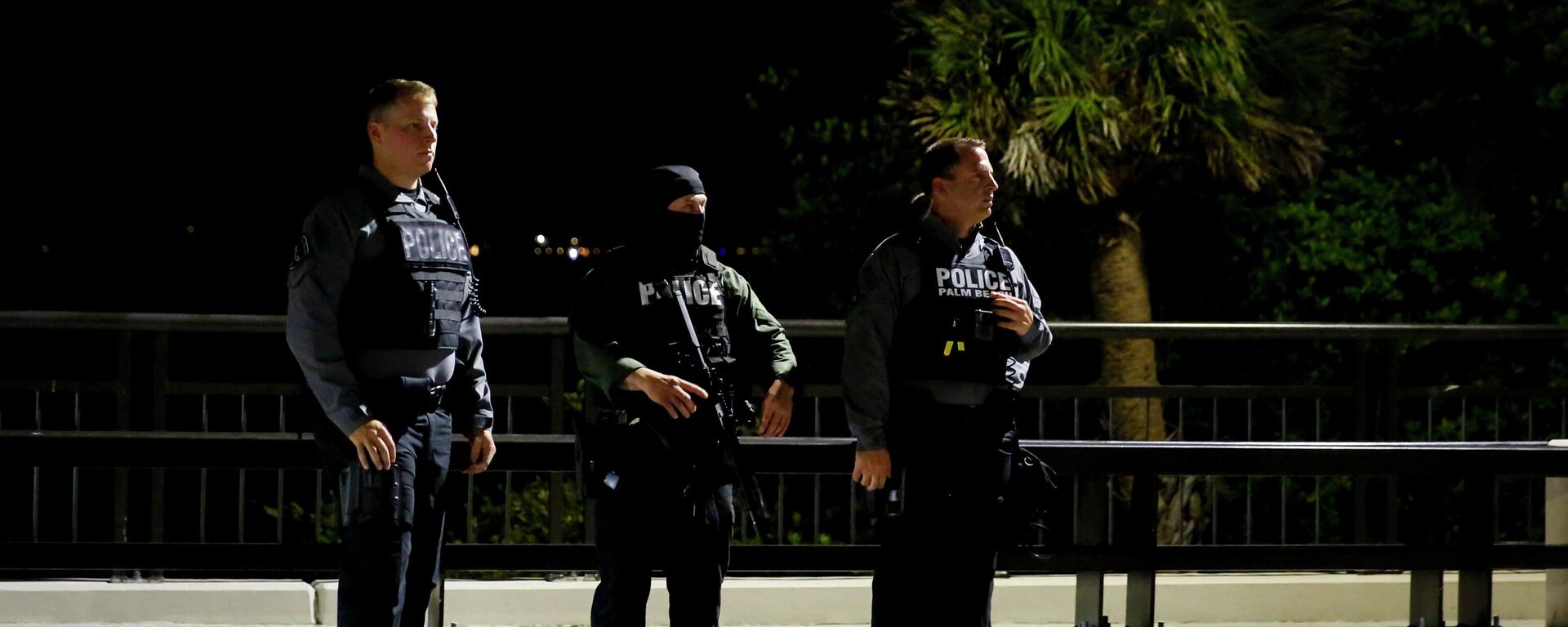 Policiais junto de residência de Donald Trump, ex-presidente dos EUA (2017-2021), em Mar-a-Lago, Palm Beach, Flórida, EUA, 8 de agosto de 2022 - Sputnik Brasil, 1920, 09.08.2022