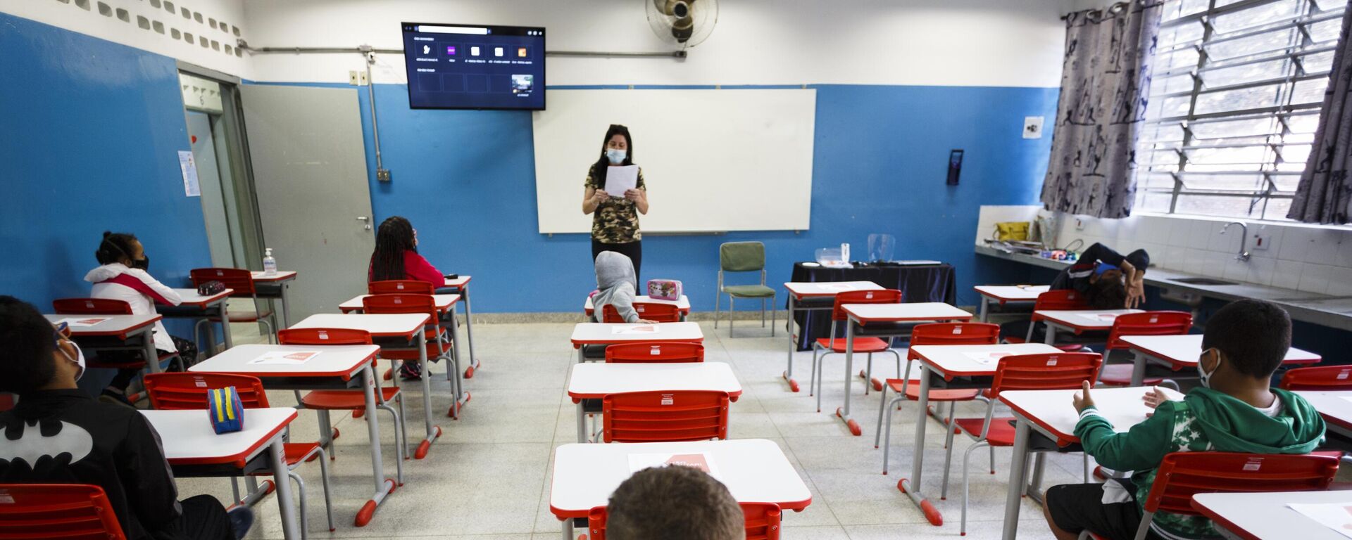 Estudantes no primeiro dia de aula presencial na Escola Estadual Raul Antônio Fragoso, em Pirituba, na Zona Oeste de São Paulo, em 8 de fevereiro de 2021 - Sputnik Brasil, 1920, 09.08.2022