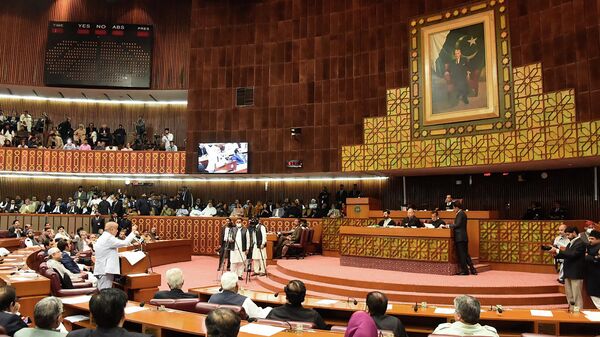Shahbaz Sharif, recém-eleito primeiro-ministro paquistanês (no canto inferior esquerdo), fala durante sessão da Assembleia Nacional em Islamabad, Paquistão, 11 de abril de 2022 - Sputnik Brasil
