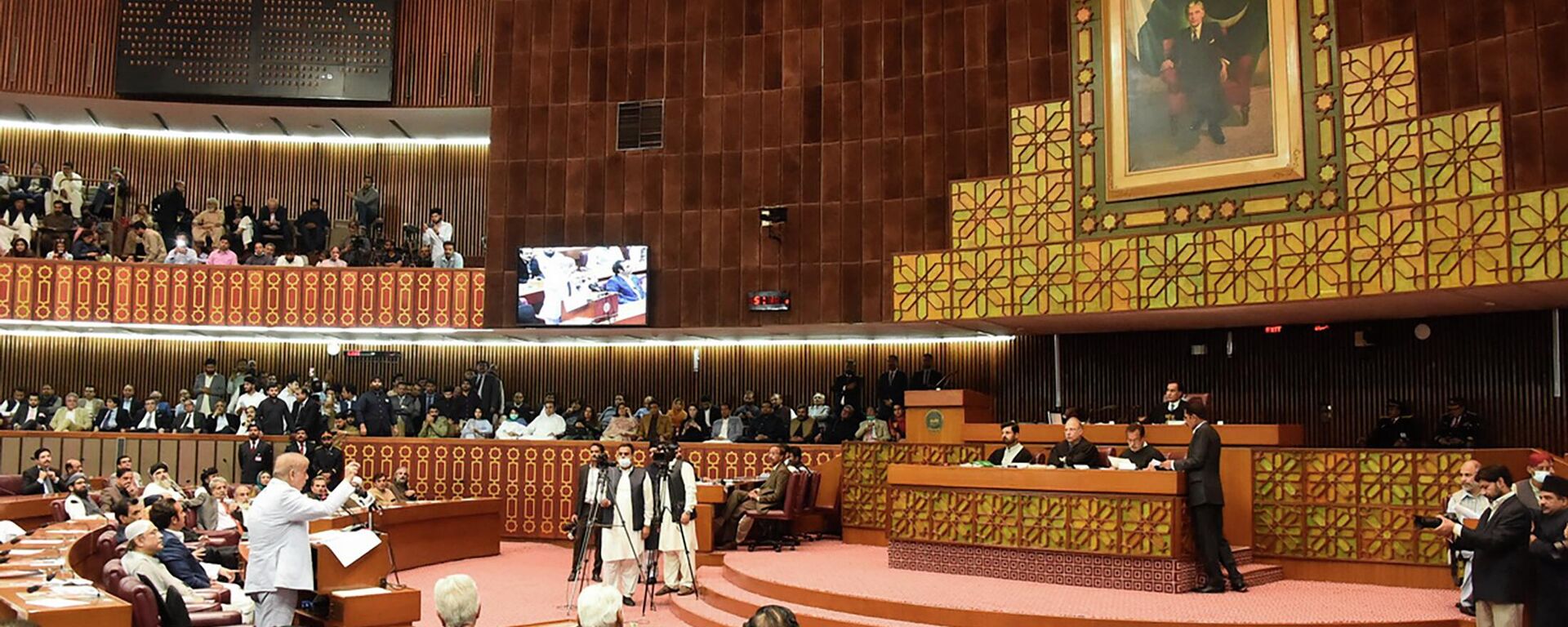 Shahbaz Sharif, recém-eleito primeiro-ministro paquistanês (no canto inferior esquerdo), fala durante sessão da Assembleia Nacional em Islamabad, Paquistão, 11 de abril de 2022 - Sputnik Brasil, 1920, 09.08.2022
