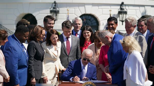 Joe Biden, presidente dos EUA, assina lei Ato CHIPS e Ciência de 2022 no exterior da Casa Branca em Washington, EUA, 9 de agosto de 2022 - Sputnik Brasil
