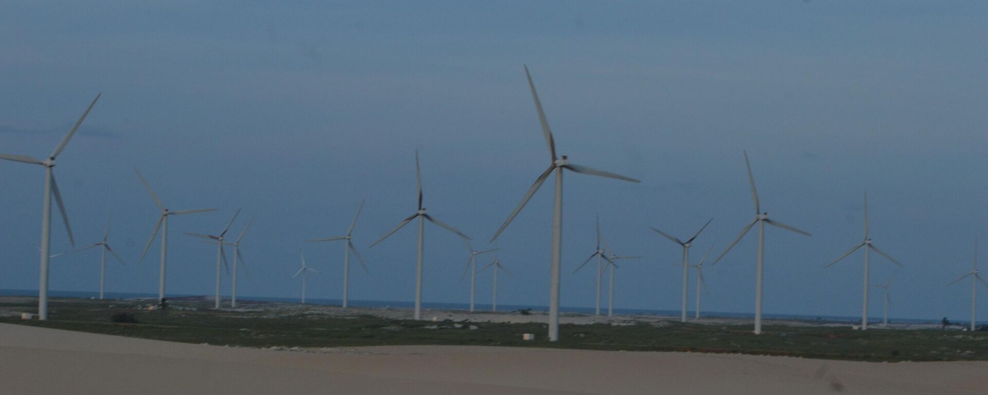 Parque de produção de energia eólica em Guamaré, na região da Costa Branca, no estado do Rio Grande do Norte, em 11 de março de 2020 - Sputnik Brasil, 1920, 15.12.2023
