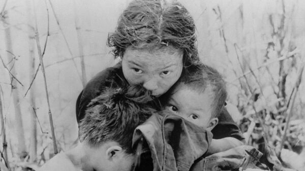 Guerra no Vietnã (1964-1975). Vietnã do Sul. Refugiados das áreas ocupadas por militares norte-americanos, 13 de maio de 1966 - Sputnik Brasil
