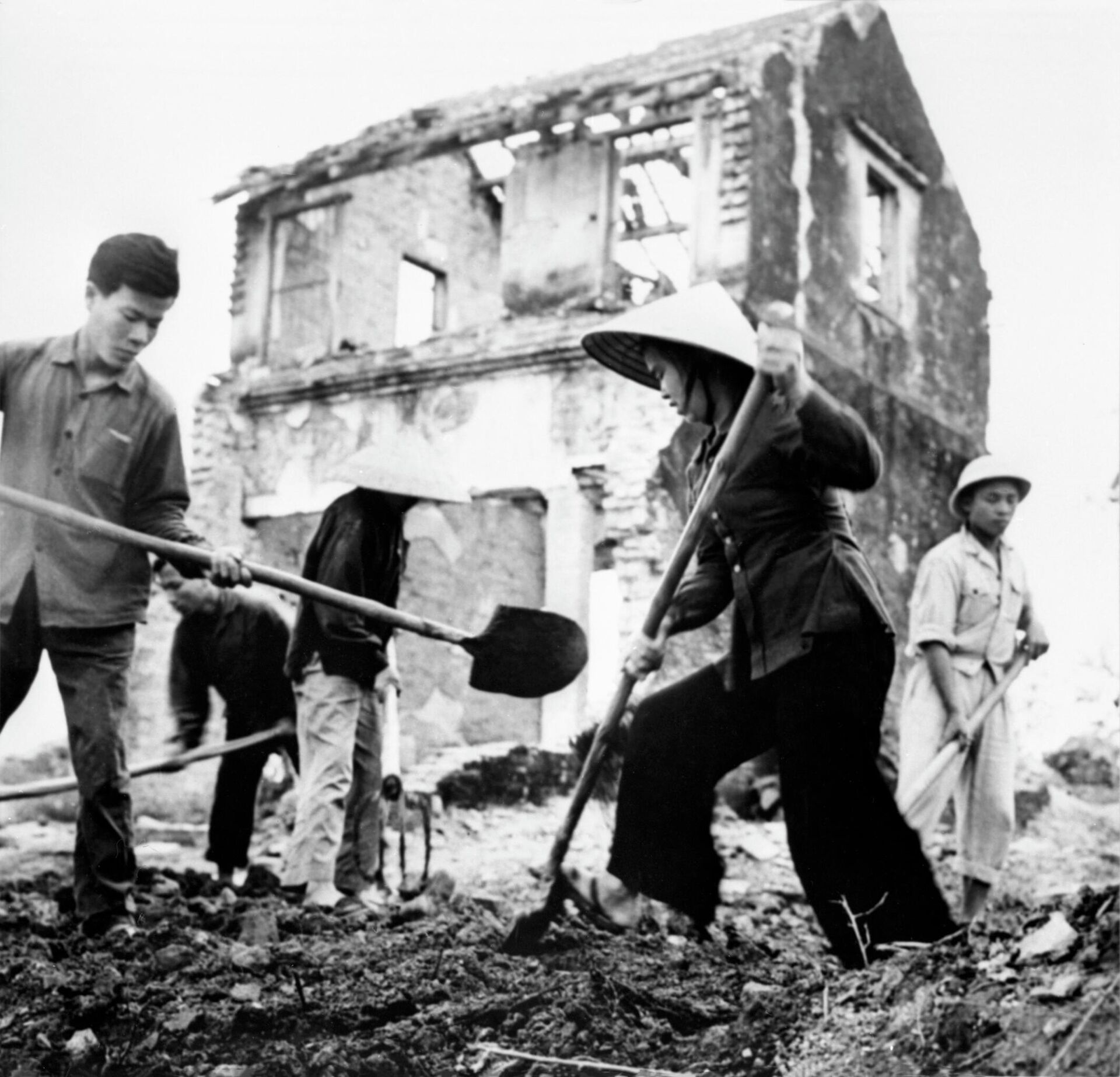 Guerra no Vietnã (1964-1975). Remoção de destroços depois do bombardeio norte-americano, 1 de maio de 1973 - Sputnik Brasil, 1920, 10.08.2022