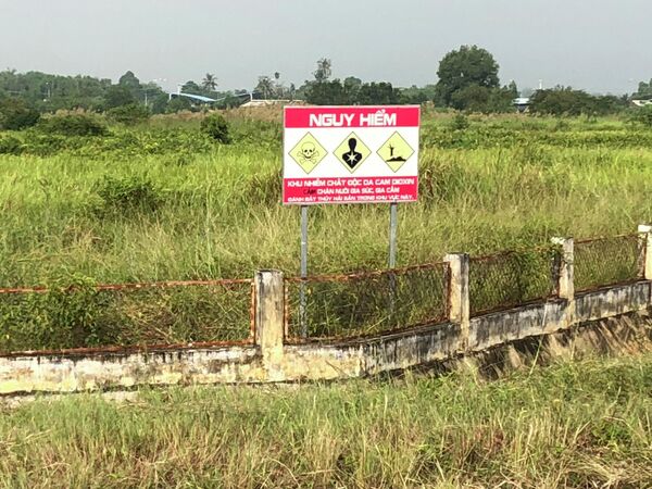 Sinal de &quot;perigo&quot; próximo da base aérea de Bien Hoa, Vietnã, onde a Força Aérea dos EUA armazenava os barris com o agente laranja. Décadas depois de sua utilização, o solo segue contaminado com dioxina. - Sputnik Brasil