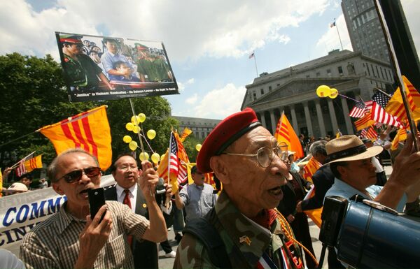Manifestantes em frente à Corte de Apelações dos EUA, em Nova York, exigem uma resposta das empresas norte-americanas que cometeram crimes de guerra ao fornecer desfolhantes químicos tóxicos para utilização durante a Guerra do Vietnã. - Sputnik Brasil