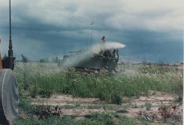 Soldados norte-americanos pulverizam desfolhante agente laranja nos campos de arroz durante a Guerra do Vietnã. - Sputnik Brasil