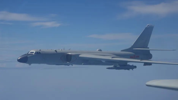 Um bombardeiro H-6K da Força Aérea do Exército Popular de Libertação Popular da China (ELP) participa de exercícios militares perto de Taiwan, 3 de agosto de 2022 - Sputnik Brasil