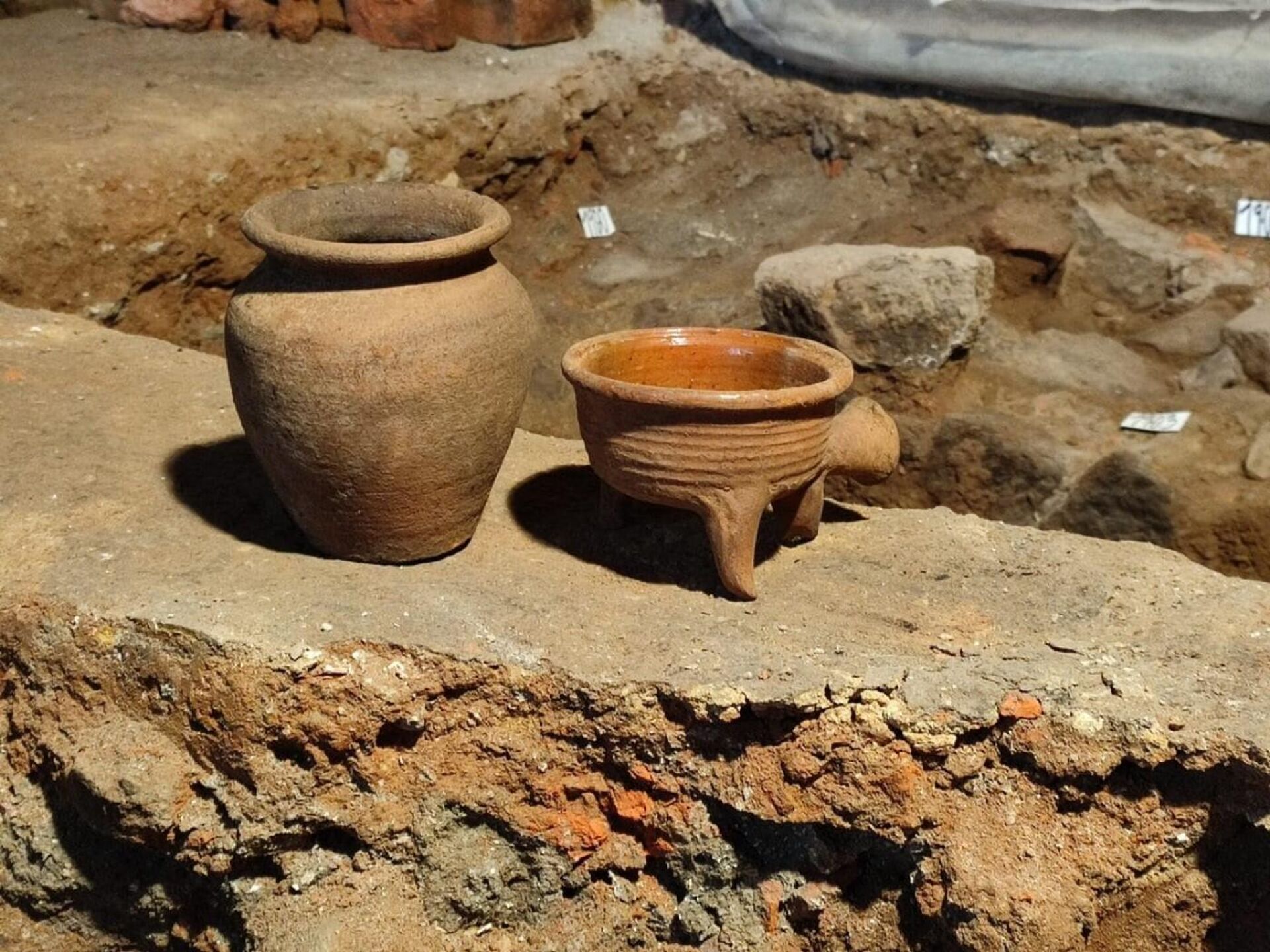 Panelas de cerâmica intactas com tampas originais descobertas em cozinha medieval na República Tcheca - Sputnik Brasil, 1920, 11.08.2022