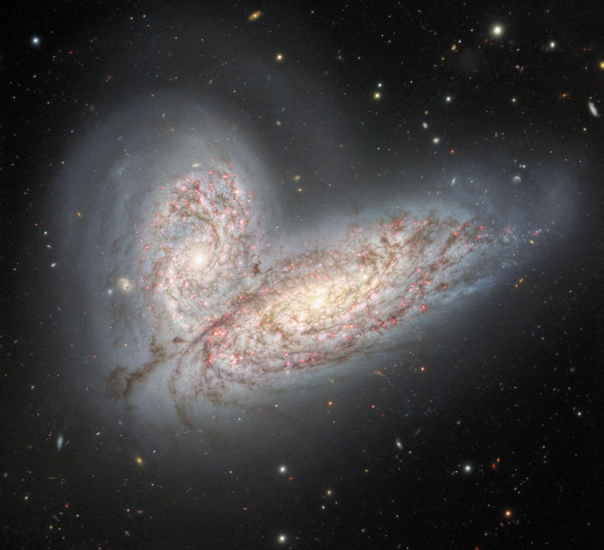 A imagem retrata os estágios iniciais de uma fusão galáctica, mostrando as galáxias NGC 4568 e NGC 4567 agarradas uma à outra pelo campo gravitacional mútuo - Sputnik Brasil, 1920, 11.08.2022