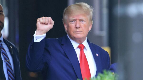 Donald Trump, ex-presidente dos EUA (2017-2021), levanta o punho direito na Torre de Trump em Nova York, EUA, 10 de agosto de 2022 - Sputnik Brasil