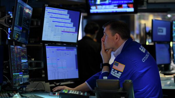Um trader trabalha no pregão da Bolsa de Valores de Nova York (NYSE) no sino de abertura em 5 de agosto de 2022 em Wall Street, em Nova York - Sputnik Brasil