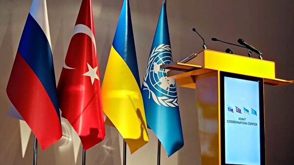Bandeiras russas, turcas, ucranianas e da ONU são vistas no Centro de Coordenação Conjunta (JCC) estabelecido para supervisionar os embarques de grãos, durante uma entrevista coletiva após o primeiro navio a transportar grãos ucranianos através do mar Negro, 2 de agosto de 2022 - Sputnik Brasil