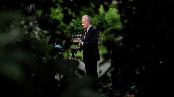 John Bolton, conselheiro de Segurança Nacional dos EUA, fala ao Fox News fora da Casa Branca em Washington, EUA, 1º de maio de 2019 - Sputnik Brasil