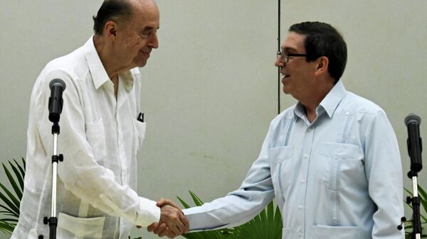 O ministro das Relações Exteriores de Cuba, Bruno Rodríguez, cumprimenta seu colega colombiano Alvaro Leyva Duran antes de ler um comunicado em Havana, em 11 de agosto de 2022 - Sputnik Brasil