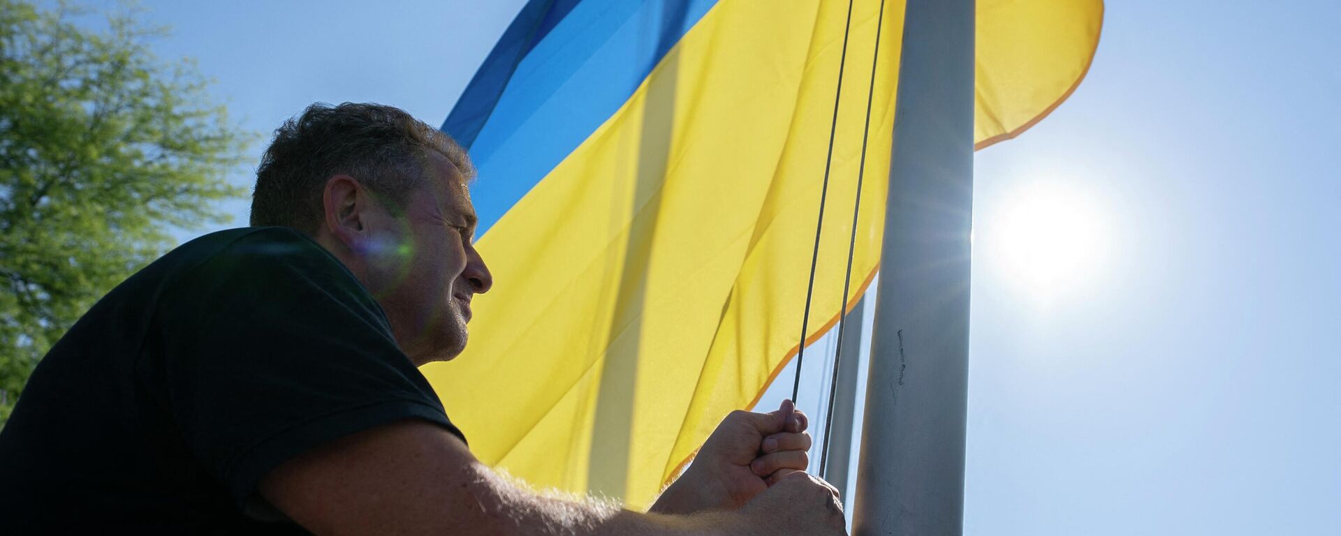 Homem segurando bandeira da Ucrânia em Lugano, Suíça, 3 de julho de 2022 - Sputnik Brasil, 1920, 13.08.2022