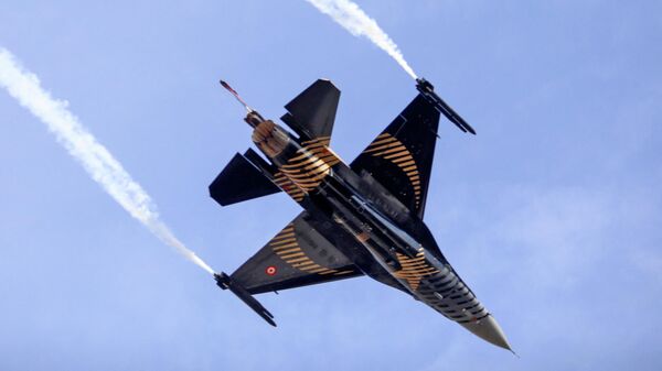 Caça F-16 dos EUA durante manobras aéreas em show aéreo na parte norte de Nicósia, Chipre, 15 de novembro de 2021 - Sputnik Brasil
