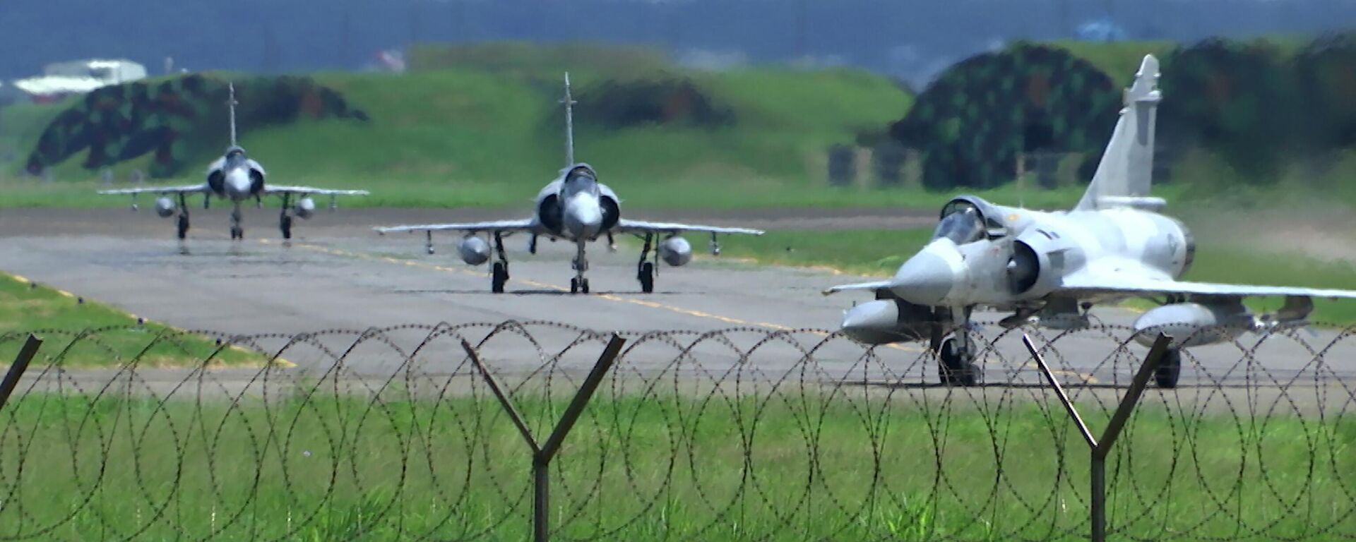Caças Mirage da Força Aérea taiwanesa em pista de decolagem de base aérea em Hsinchu, Taiwan, 5 de agosto de 2022 - Sputnik Brasil, 1920, 14.08.2022