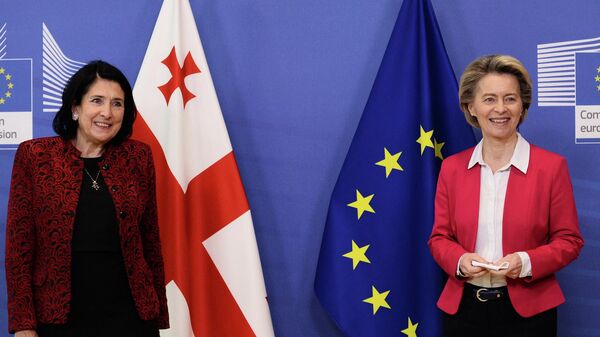 A presidente da Geórgia, Salome Zourabichvili (E), é recebida pela presidente da Comissão Europeia, Ursula von der Leyen, antes de sua reunião em Bruxelas, 22 de janeiro de 2021 - Sputnik Brasil