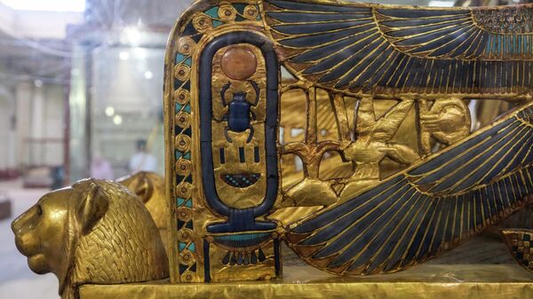 Trono dourado do faraó egípcio Tutancâmon (1334-1325 a.C.) com seu túmulo no Museu Egípcio em Cairo, Egito, 3 de maio de 2022 - Sputnik Brasil