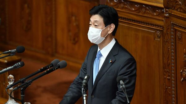 O ministro responsável pela revitalização econômica e medidas para a nova pandemia de COVID-19 do Japão, Yasutoshi Nishimura, faz um discurso na sessão de abertura da câmara baixa do parlamento em Tóquio, 18 de janeiro de 2021 - Sputnik Brasil