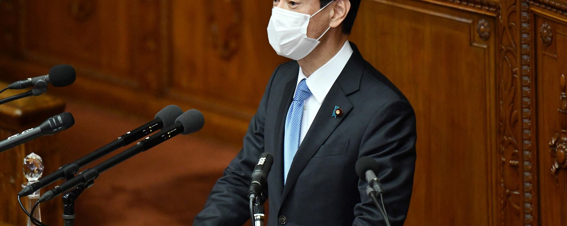 O ministro responsável pela revitalização econômica e medidas para a nova pandemia de COVID-19 do Japão, Yasutoshi Nishimura, faz um discurso na sessão de abertura da câmara baixa do parlamento em Tóquio, 18 de janeiro de 2021 - Sputnik Brasil, 1920, 14.08.2022