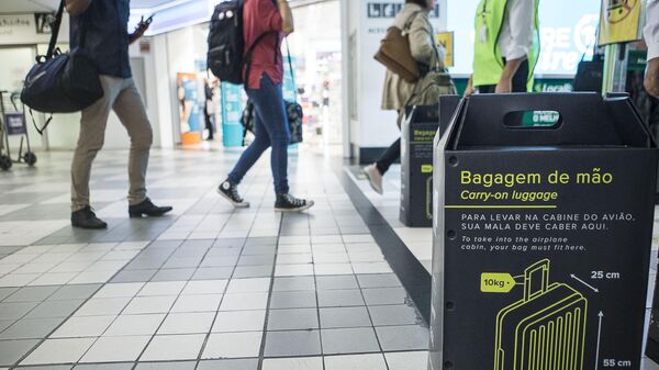 Fiscais realizam, no aeroporto de Congonhas, em São Paulo, fiscalização de malas de mão fora do padrão, em 13 de maio de 2019 - Sputnik Brasil