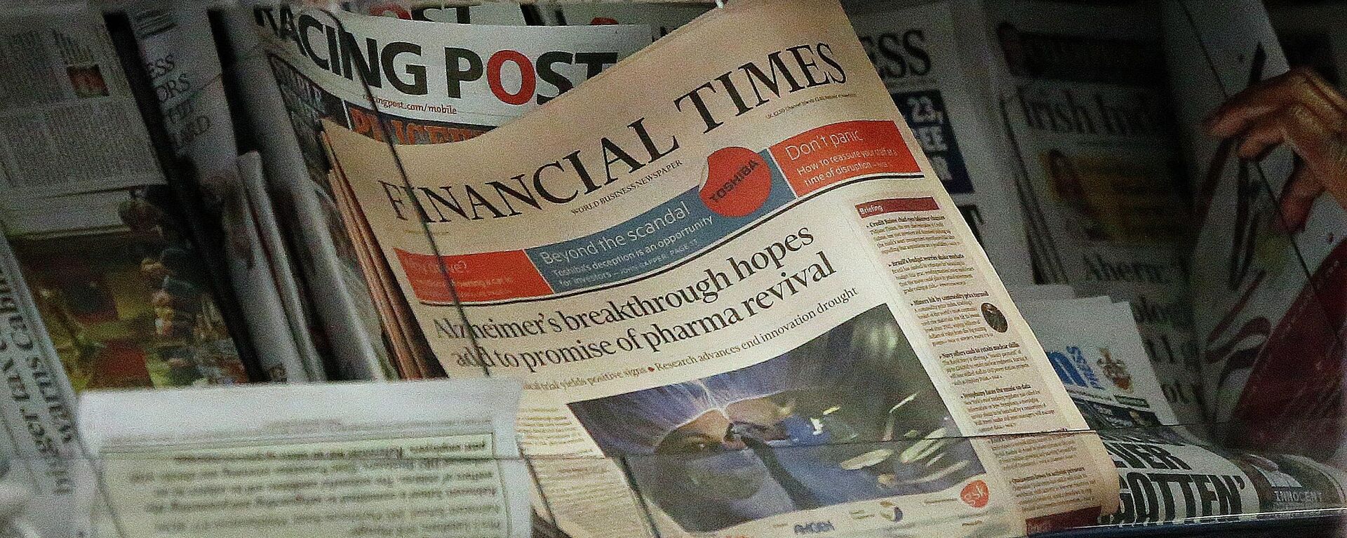 Jornal Financial Times em banca de Londres, em 23 de julho de 2015 - Sputnik Brasil, 1920, 14.08.2022