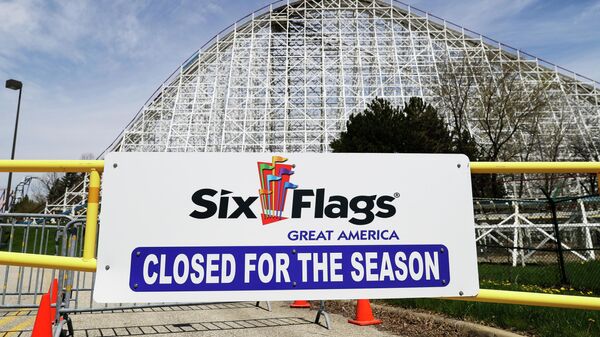 Entrada do parque Six Flags Great America, em Gurnee, Illinois, em 2 de maio de 2020 - Sputnik Brasil