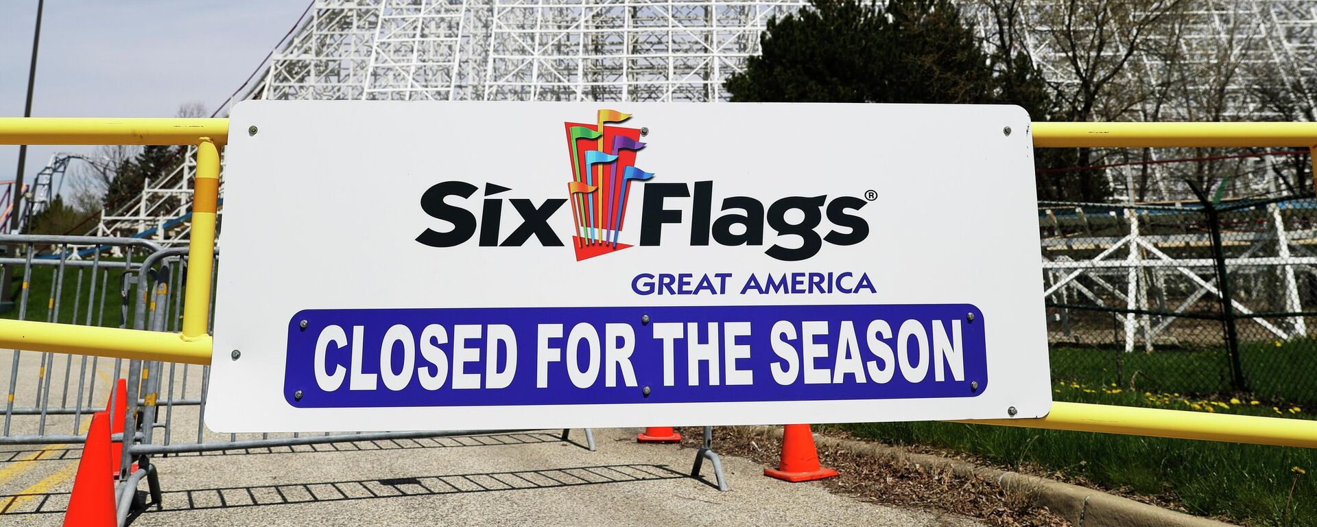 Entrada do parque Six Flags Great America, em Gurnee, Illinois, em 2 de maio de 2020 - Sputnik Brasil, 1920, 15.08.2022