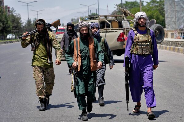 Talibãs realizam guarda de zona de explosão em Cabul, 18 de junho de 2022. Várias explosões e tiros ocorreram em um templo sikh na capital afegã. - Sputnik Brasil