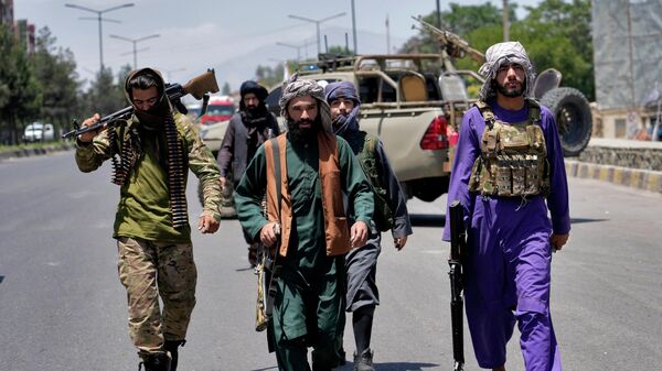 Talibãs realizam guarda de zona de explosão em Cabul, 18 de junho de 2022. Várias explosões e tiros ocorreram em um templo sikh na capital afegã - Sputnik Brasil