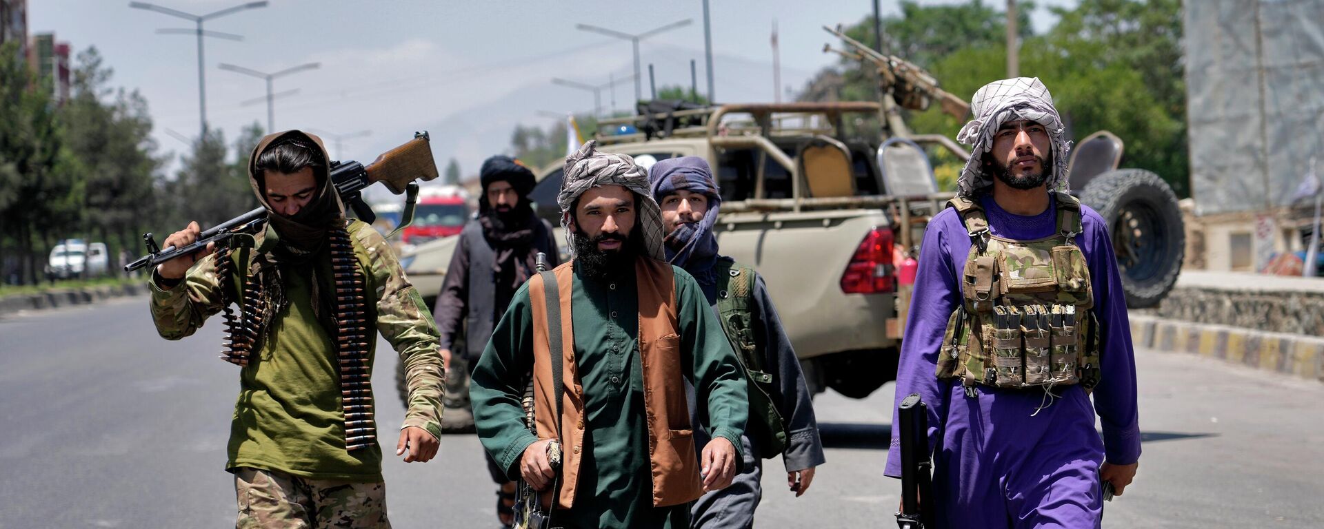Talibãs realizam guarda de zona de explosão em Cabul, 18 de junho de 2022. Várias explosões e tiros ocorreram em um templo sikh na capital afegã - Sputnik Brasil, 1920, 15.08.2022