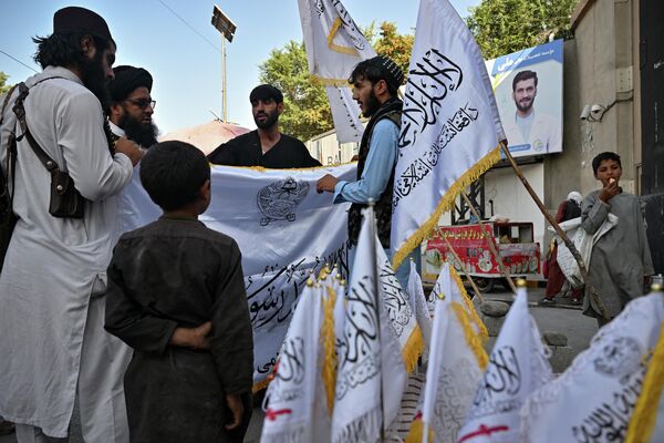 Homem vende bandeiras talibãs em uma rua em Cabul, 9 de agosto de 2022. - Sputnik Brasil