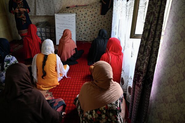 Meninas estudando em uma escola secreta em um local não revelado no Afeganistão, 24 de julho de 2022. Centenas de milhares de meninas e jovens mulheres foram privadas da chance de educação desde que o Talibã voltou ao poder há um ano. - Sputnik Brasil