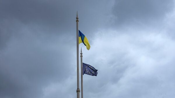 Bandeiras da Ucrânia (em primeiro plano) e da União Europeia - Sputnik Brasil