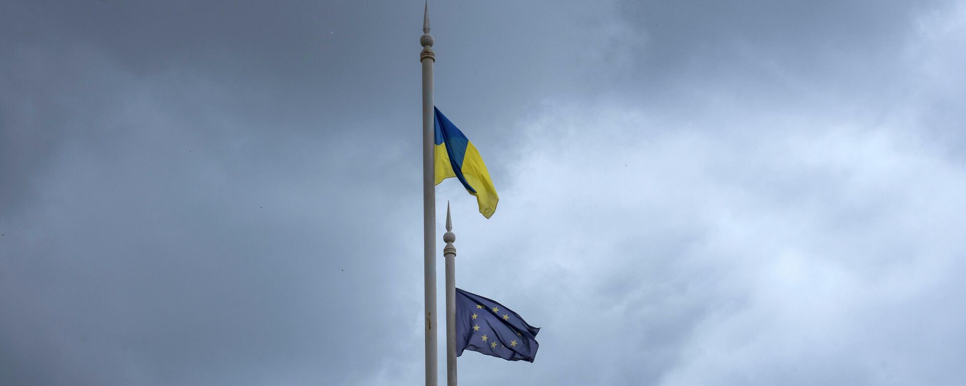 Bandeiras da Ucrânia (em primeiro plano) e da União Europeia - Sputnik Brasil, 1920, 17.08.2022