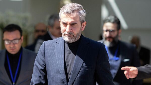 O principal negociador nuclear do Irã, Ali Bagheri Kani, sai após conversas no Coburg Palais, local do Plano de Ação Abrangente Conjunto (JCPOA, na sigla em inglês) em Viena, 4 de agosto de 2022 - Sputnik Brasil